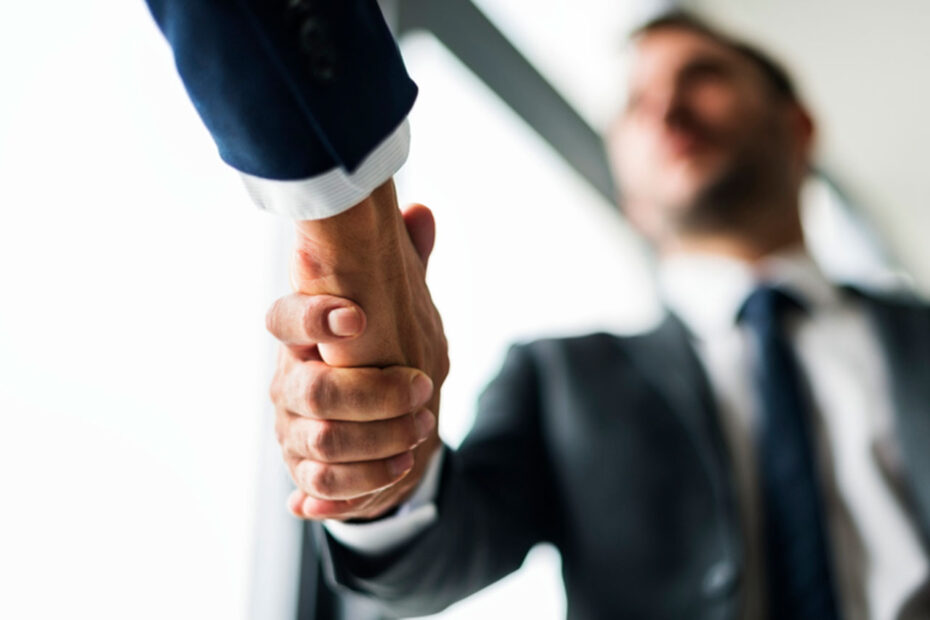 Socios estrechando manos, imagen representativa de alianza